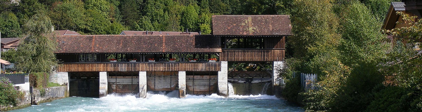 Gedeckte Holzbrücke über das Wehr "Staatsschleuse" im Tal von Rosenlaui