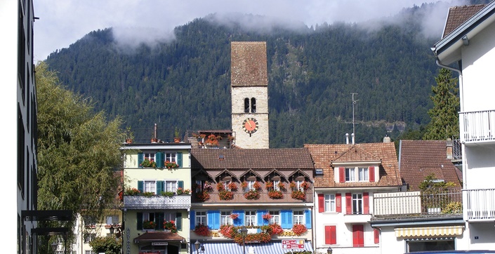 Historische Altstadt von Unterseen an der Aare-Route, im Hintergrund der Turm der reformierten Kirche