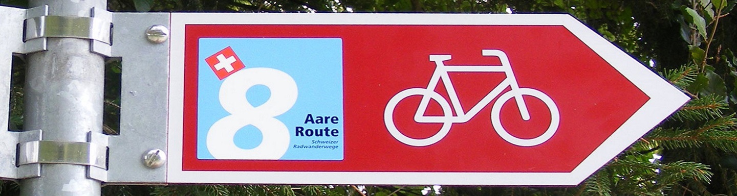 Roter Wegweiser mit stilisiertem weißem Fahrrad und dem blauen Logo der Aare-Route