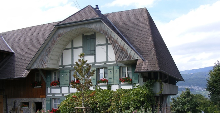Bauernhaus im Kanton Bern mit dem typischen ausgehöhlten Bogengiebel (Ründe).