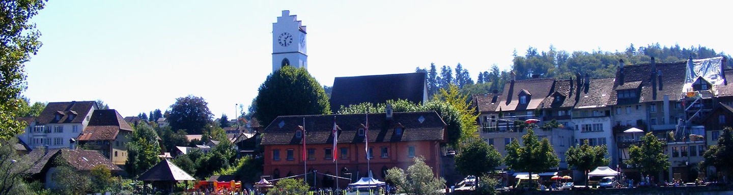 Die Bürener Stadtkirche und die Uferstraße Ländte vom gegenüberliegenden Aareufer aus gesehen.