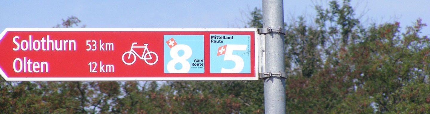 Wegweiser an einer Kreuzungsstelle von Aare- und Mittelland-Route