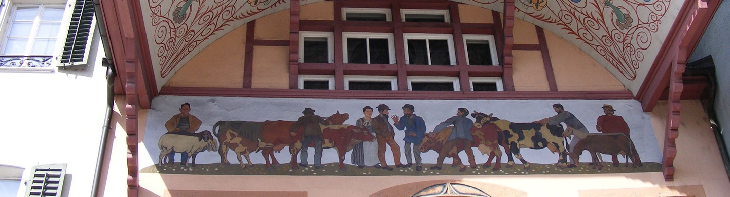 Prächtiges Fassadengemälde und kunstvoll bemalter Bogengiebel (Ründe) an der "Alten Schaal" in Aarau.