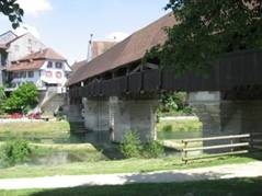 Überdachte Holzbrücke über die Aare bei Aarberg.