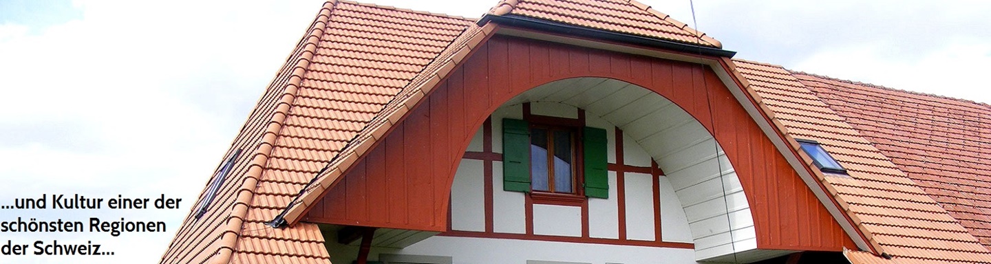 Typischer, unten ausgehöhlter Bogengiebel eines Berner Bauernhauses