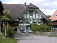 Berner Bauernhaus mit dem charakteristischen, unten ausgehöhlten Bogengiebel (Ründe)
