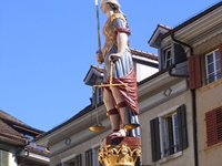 Justitia als prachtvolle Brunnenfigur auf dem Gerechtigkeitsbrunnen in der Bieler Altstadt