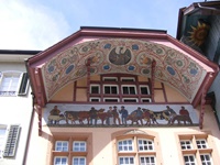 Reich verzierter Bogengiebel (Ründe) und darunterliegende Fassadenmalerei an der "Alten Schaal" in Aarau